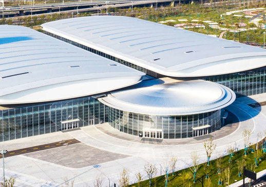 Die Form eines Pavillons mit zwei Flügeln organisiert Funktion und Raum der Nantong International Convention and Exhibition Ce